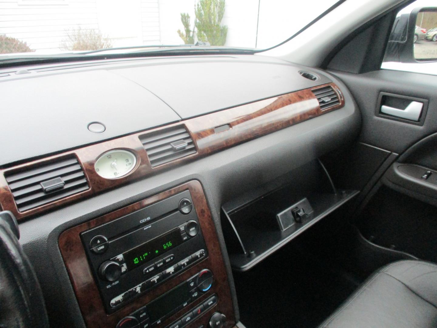 2005 SILVER Ford Five Hundred Limited AWD (1FAHP28195G) with an 3.0L V6 DOHC 24V engine, Automatic CVT Overdrive transmission, located at 540a Delsea Drive, Sewell, NJ, 08080, (856) 589-6888, 39.752560, -75.111206 - Photo#16